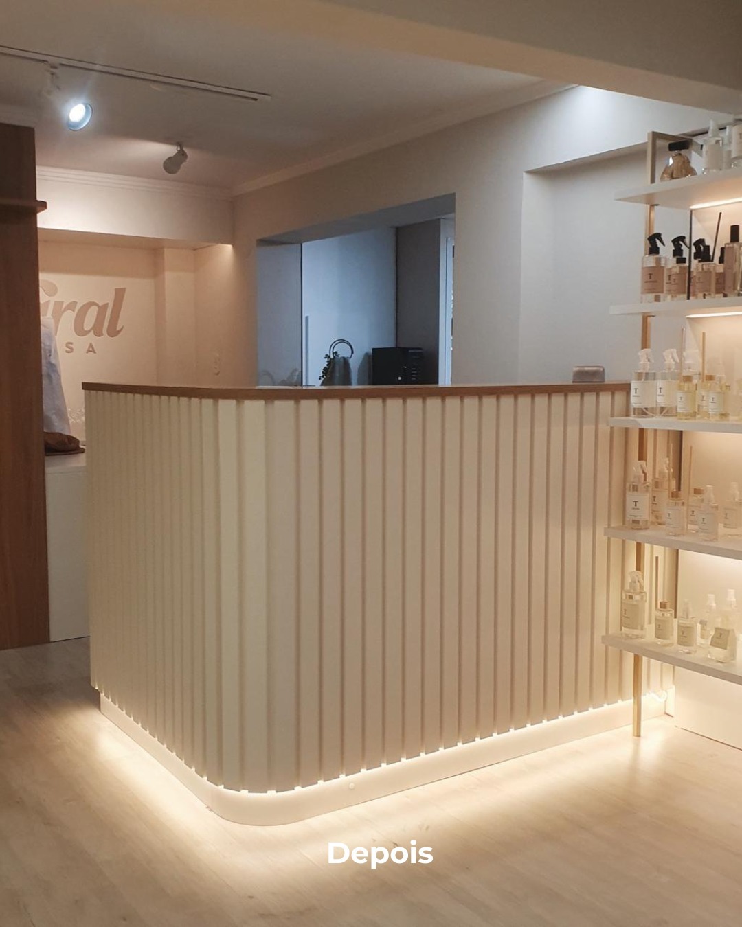 Recepção em ambiente comercial reformado com acabamento sofisticado e iluminação elegante