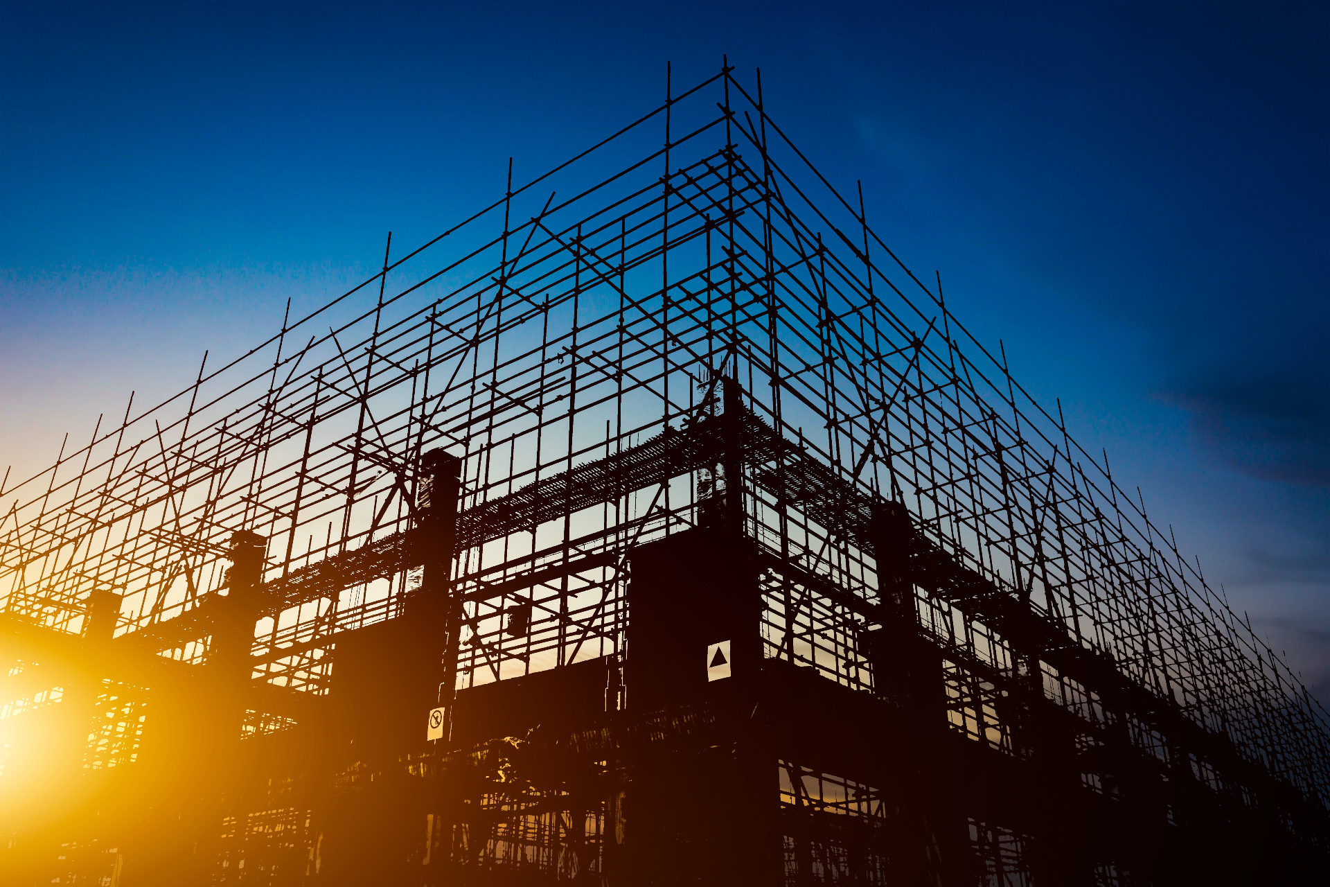 Silhueta de obra em construção ao entardecer